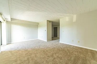 Wellington Square Apartments — Photo 35
