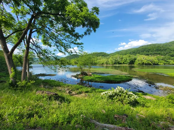 1353 New River Rd, Hinton, WV 25951