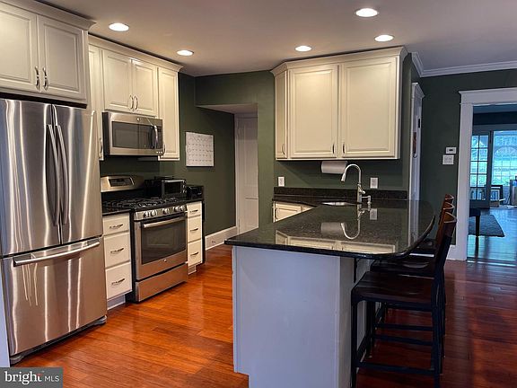 4th image of 523 Country Club Rd