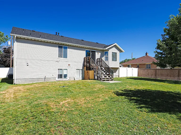537 N 400 W — Photo 23