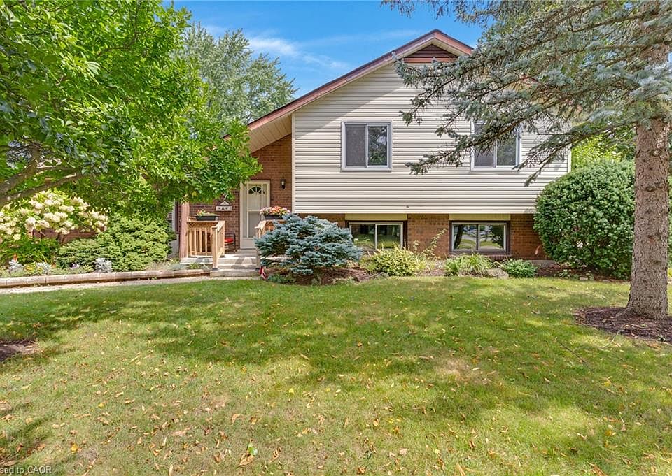 1st image of 7 Underhill Cres