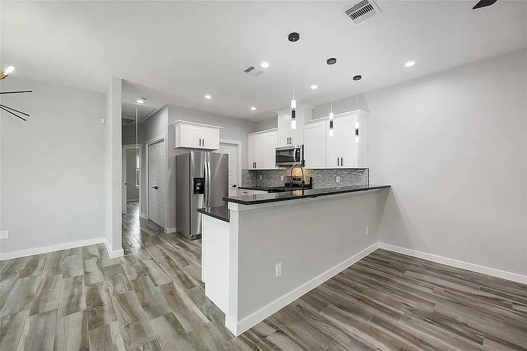 3 bed, 2.0 bath, 1195 sqft, $1,800 — Photo 3