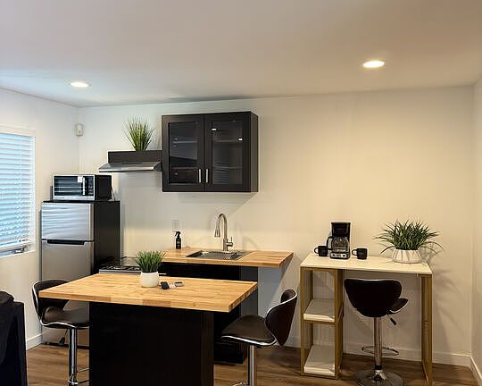 3rd image of 2491 Granville Ave #B