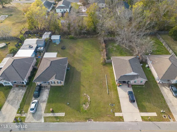 Byrd Ave, Diberville, MS 39540