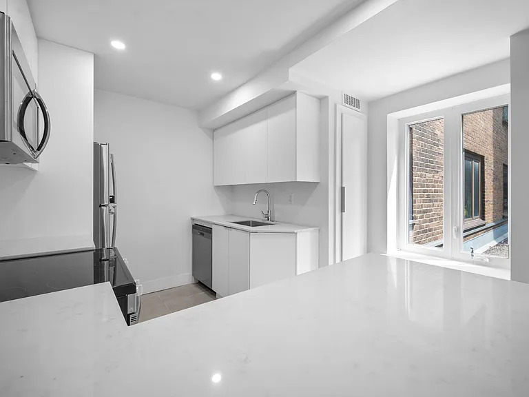 110 Saint Clair Ave W — Photo 29