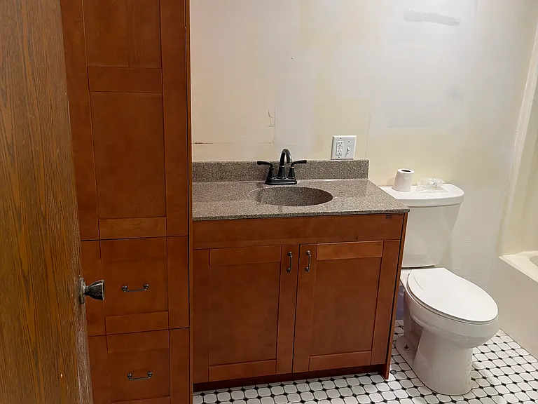 750 Franklin Ave — Photo 15