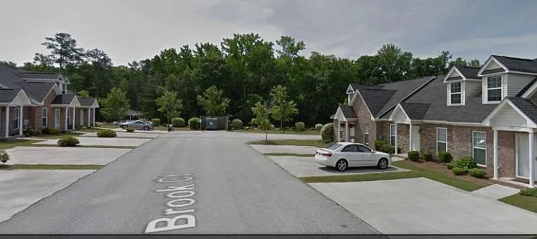 211 Brook Ct — Photo 3