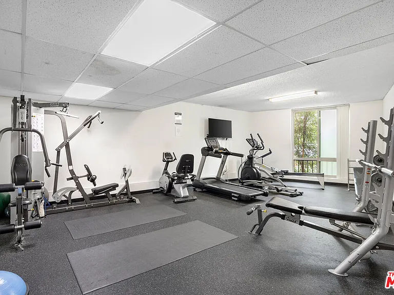 809 S Bundy Dr #205 — Photo 29