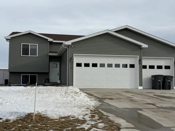 325 6th Ave SW, Surrey, ND 58785