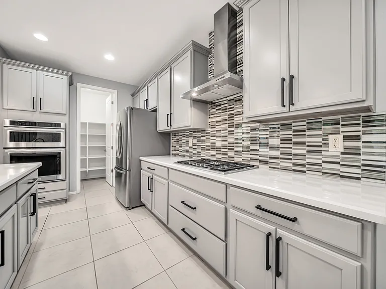 Kitchen w/gas and Walk in Pantry