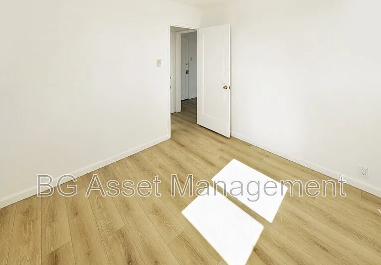 2039 Macarthur Blvd #10 — Photo 9