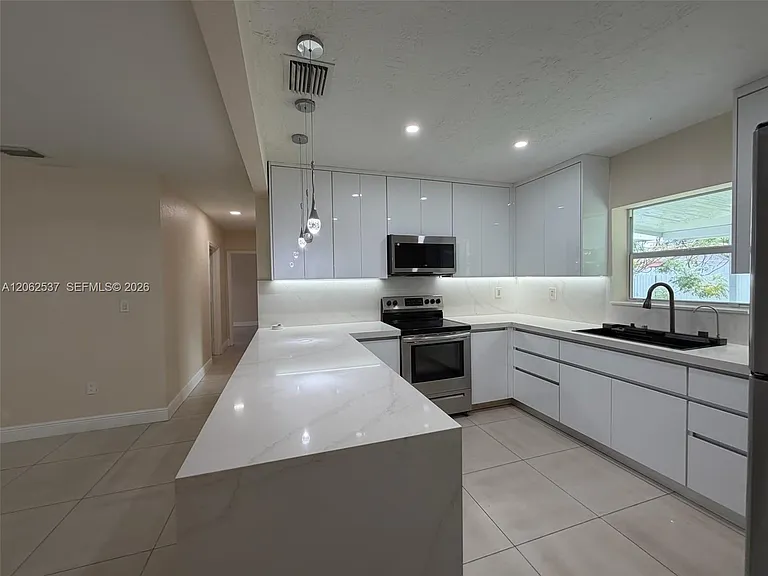 9016 NW 35th Ct — Photo 6