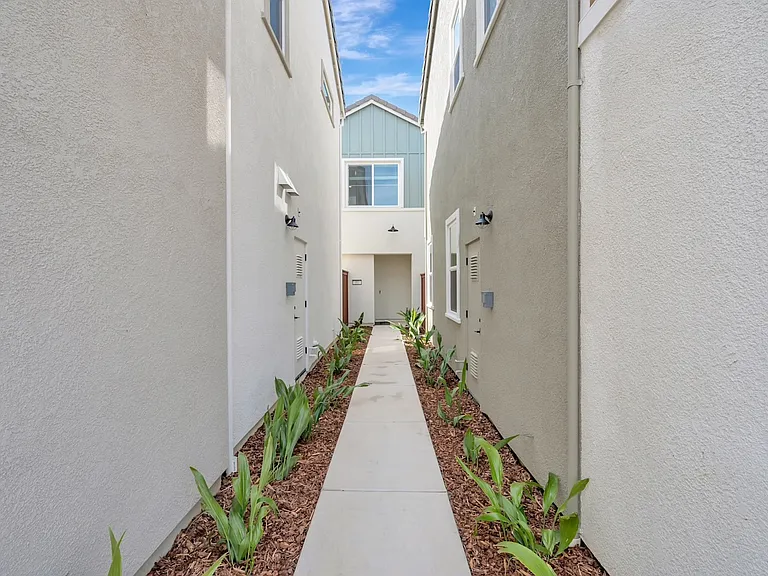 14545 Southpointe Dr #81 — Photo 41