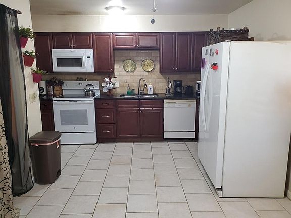 3rd image of 4815 Woodland Park Blvd
