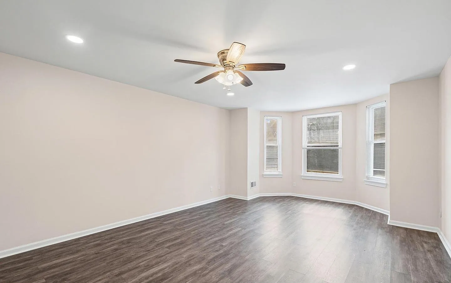 1 bed, 900 sqft, $1,600 — Photo 2