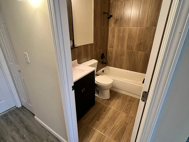 210 E Court Of Shorewood #6 — Photo 7