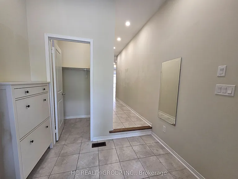 64 Rimrock Cres N — Photo 2