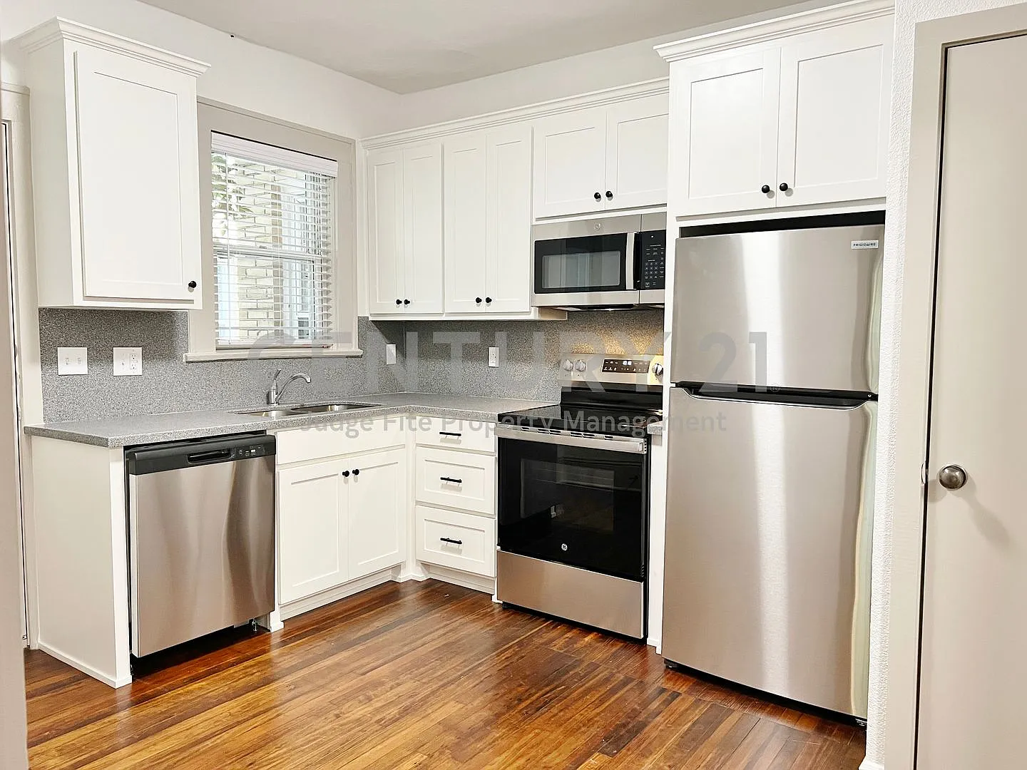 Gorgeous, Ground Floor 2/1 Apartment in Waxahachie For Rent! — Photo 4