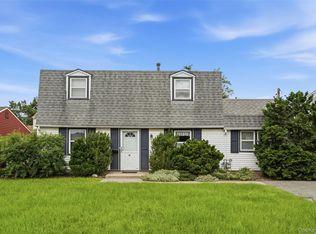 21 Appletree Lane, Carle Place, NY 11514