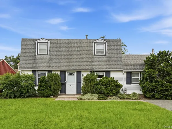 21 Appletree Lane, Carle Place, NY 11514