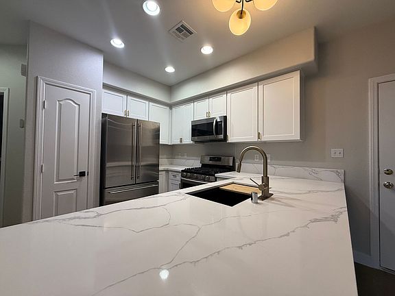 3rd image of 4026 Sparrow Rock St