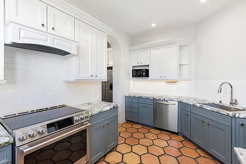 Fabulous 3-Br Condo Pacific Heights at Pacific Heights — Photo 2
