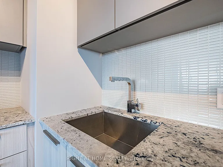 4208 Dundas St W #513 — Photo 16