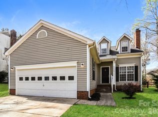 8425 Woodford Bridge Dr, Charlotte, NC 28216