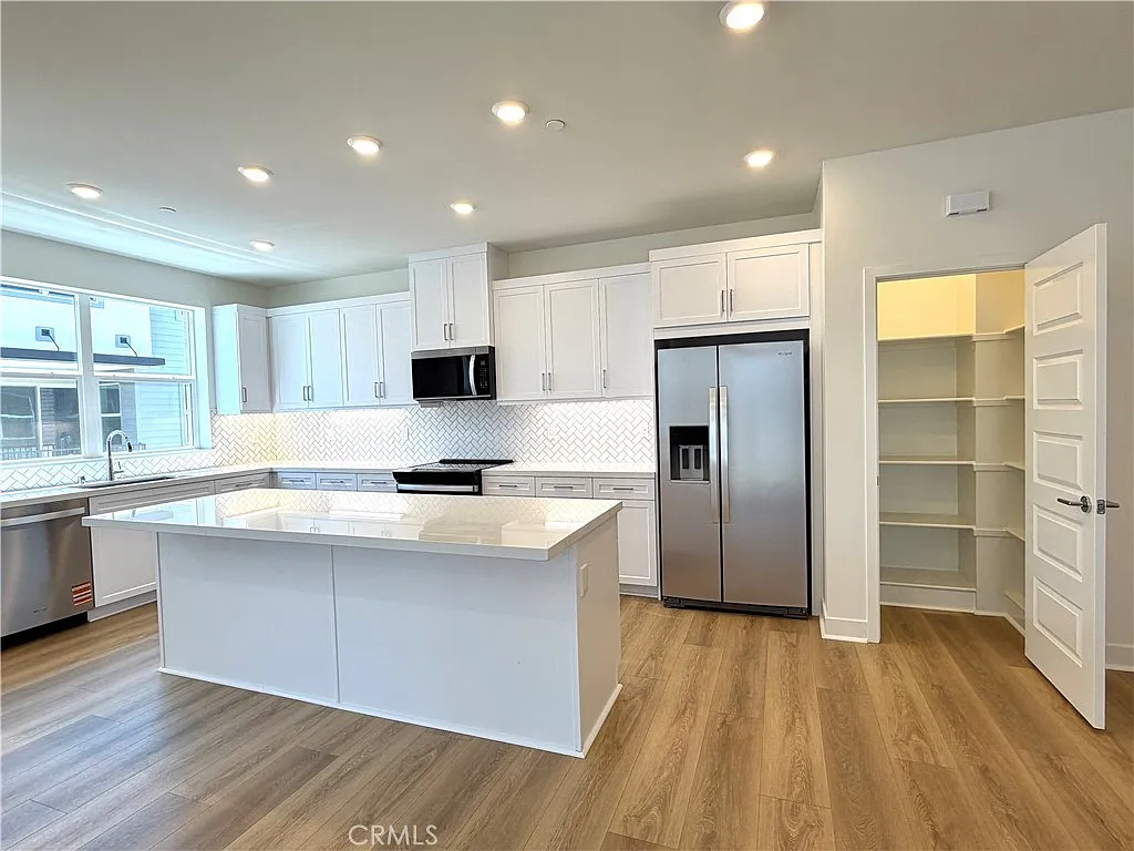 3 bed, 2.5 bath, 1634 sqft, $3,500 — Photo 4