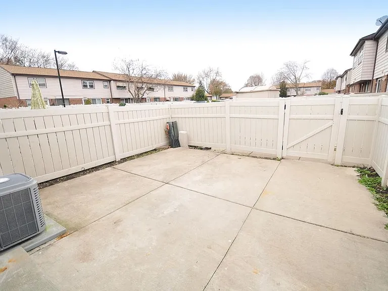513 W Potter St — Photo 63