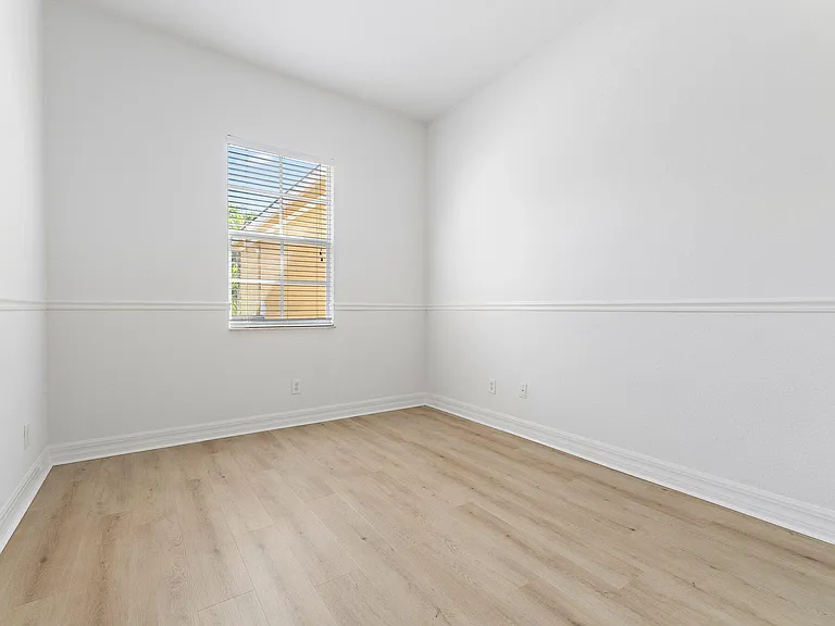 150 Lismore Ln — Photo 32