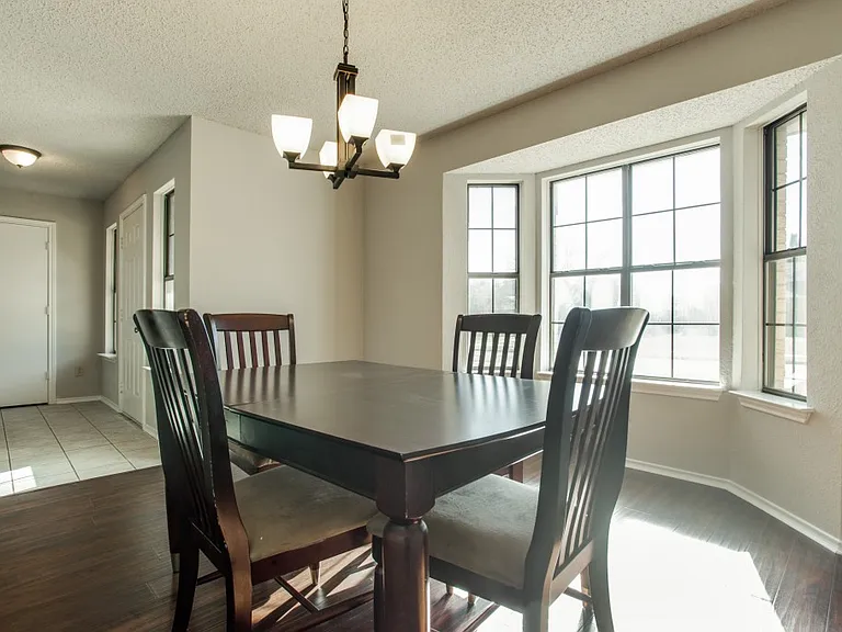 1305 Chicota Dr — Photo 6