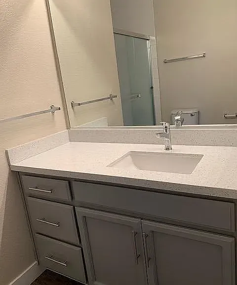 2x2.5 - 2 Large ensuite bathrooms