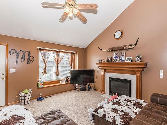 4th image of 608 W View Dr