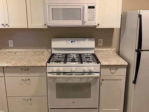 3rd image of 337 E Oakwood Dr