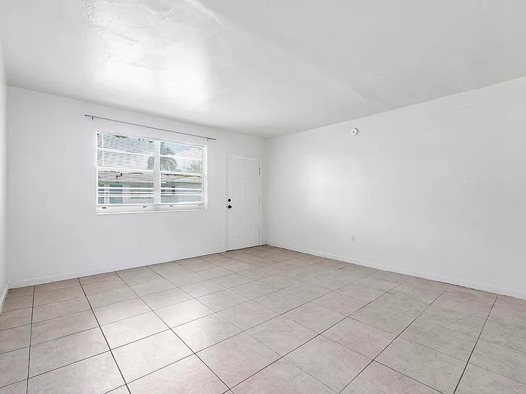 515 NE 150th St #3 — Photo 1