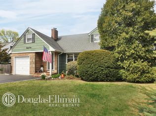 89 S Bayview Ave, Amityville, NY 11701
