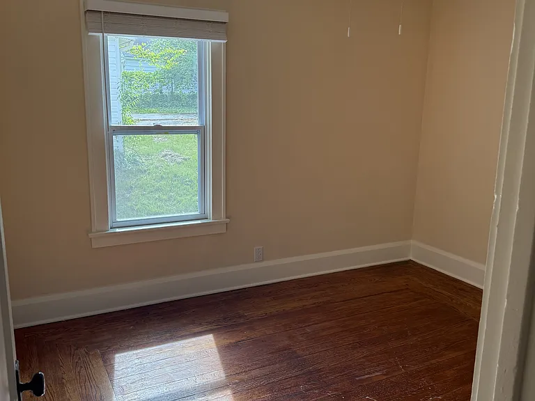 933 Winona Dr — Photo 5