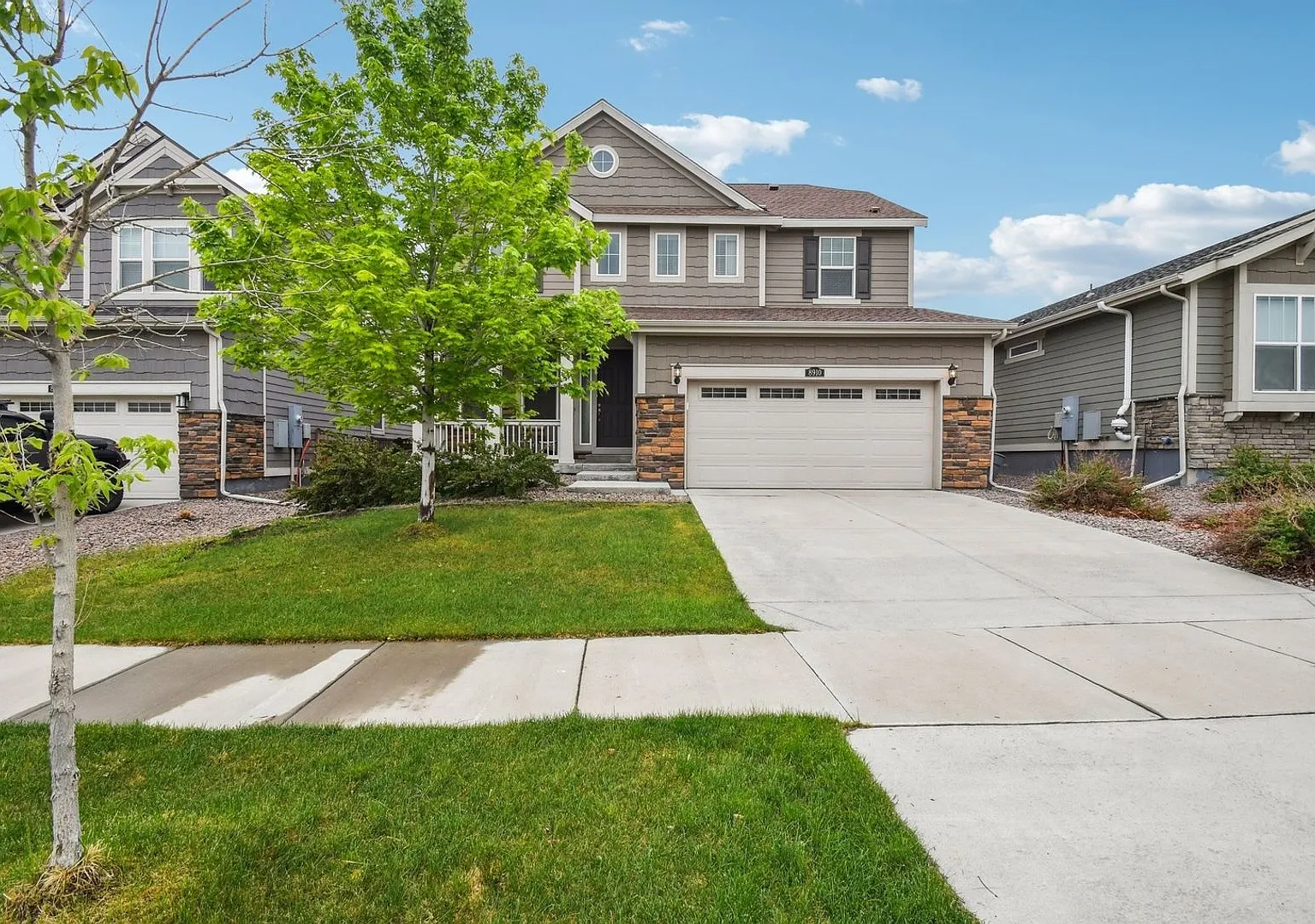 Charming 4BR House in Parker with 900 sq feet Finished Basement — Photo 2