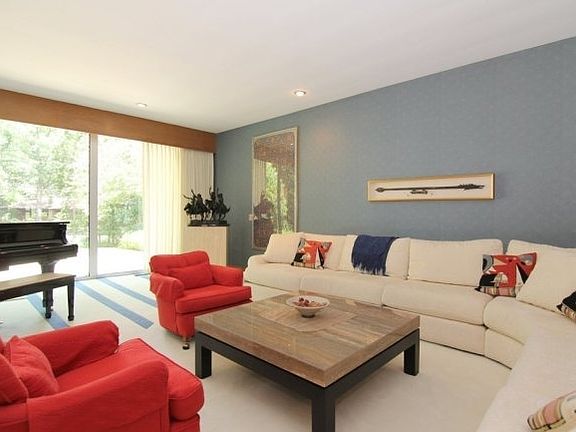 4th image of 3412 Crestwood Dr