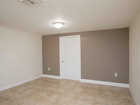 5th image of 11214 Linden Ln