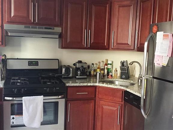 3rd image of 36 Duncan Ave APT D6