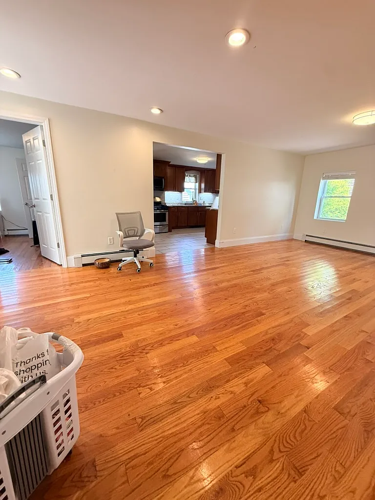 3 bed, 1000 sqft, $3,300 — Photo 2