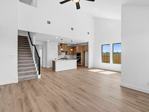 4th image of 320 Legacy Point Dr