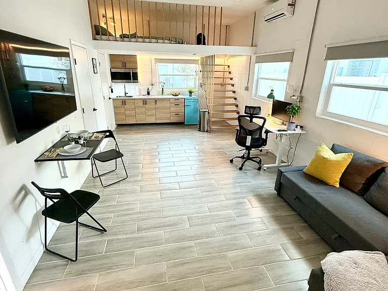 147 42nd Ave NE #3 — Photo 2