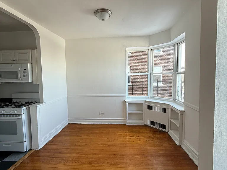 650 Victory Blvd #3 — Photo 2