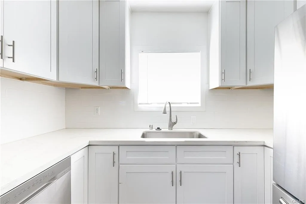 2 bed, 800 sqft, $2,760 — Photo 2