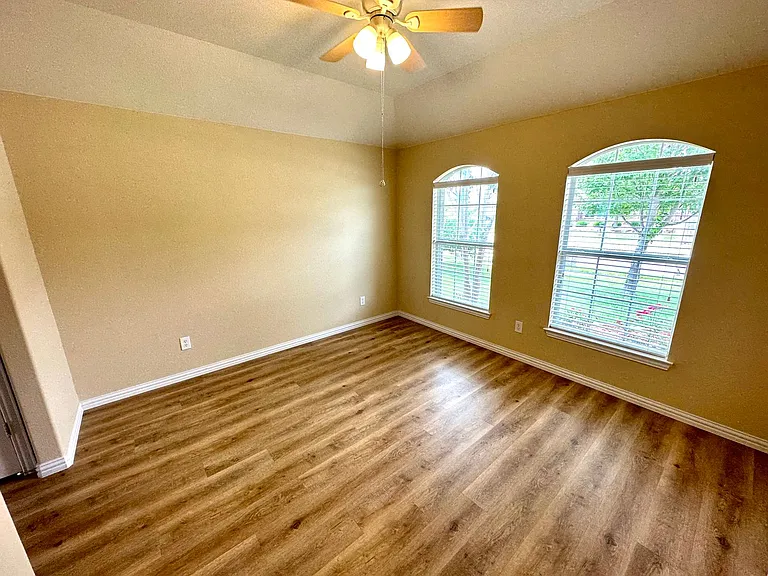 221 Creekwood Dr — Photo 2