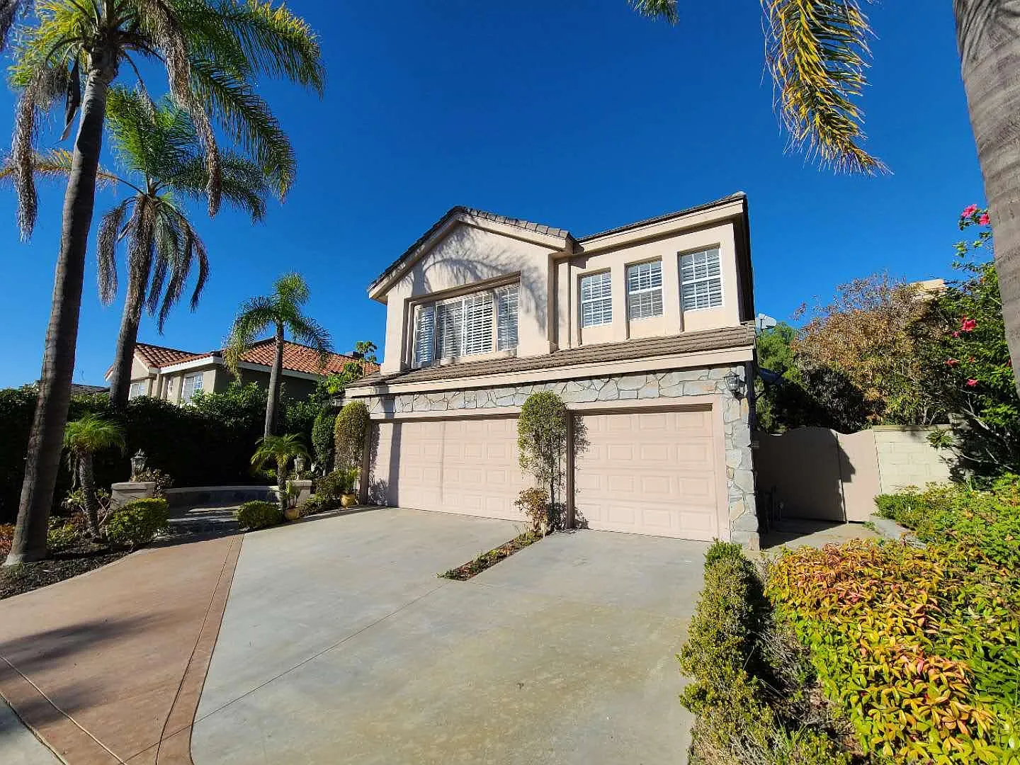 4 bed, 4.5 bath, 3524 sqft, $7,600 — Photo 1
