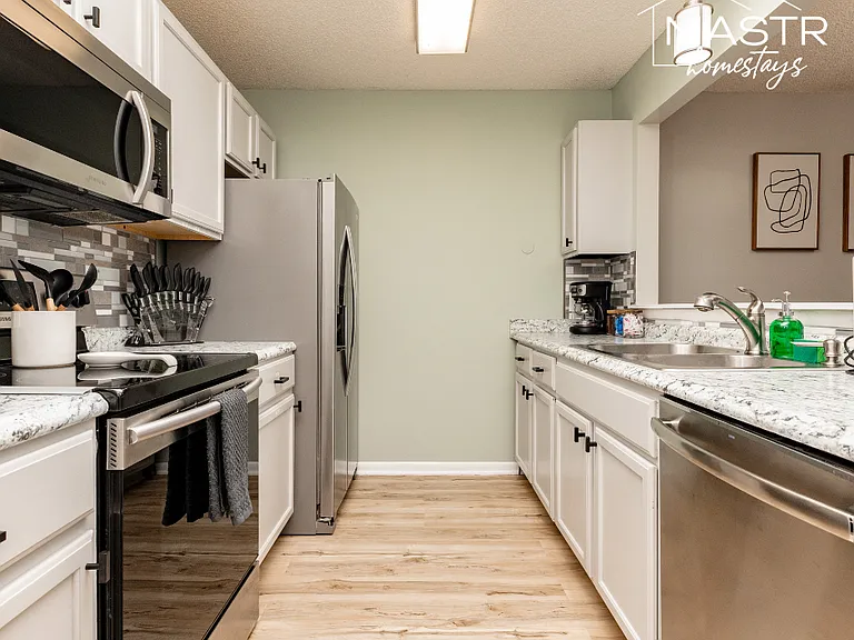 136 Sussex Dr — Photo 17
